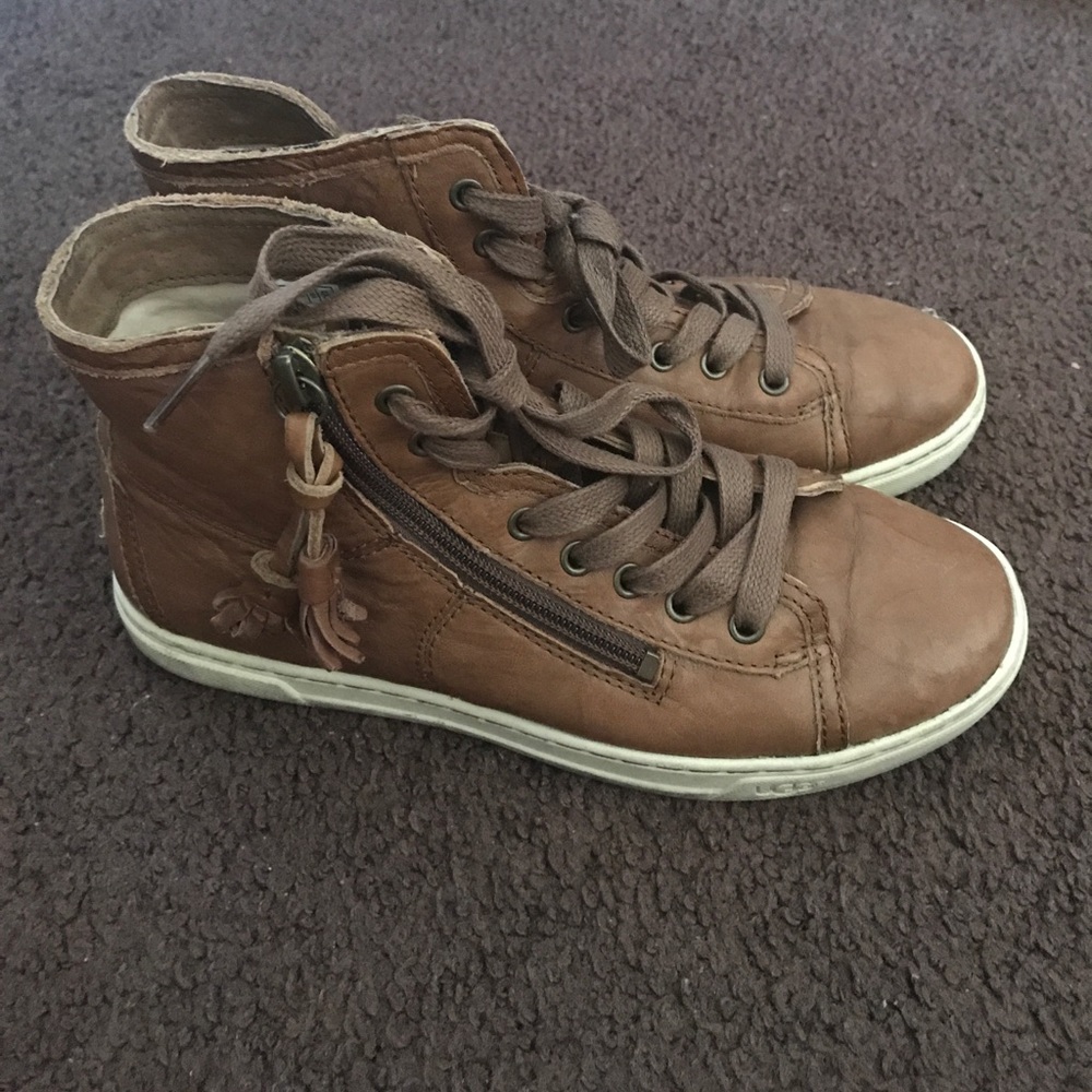 Ugg Tennis shoes in good condition.